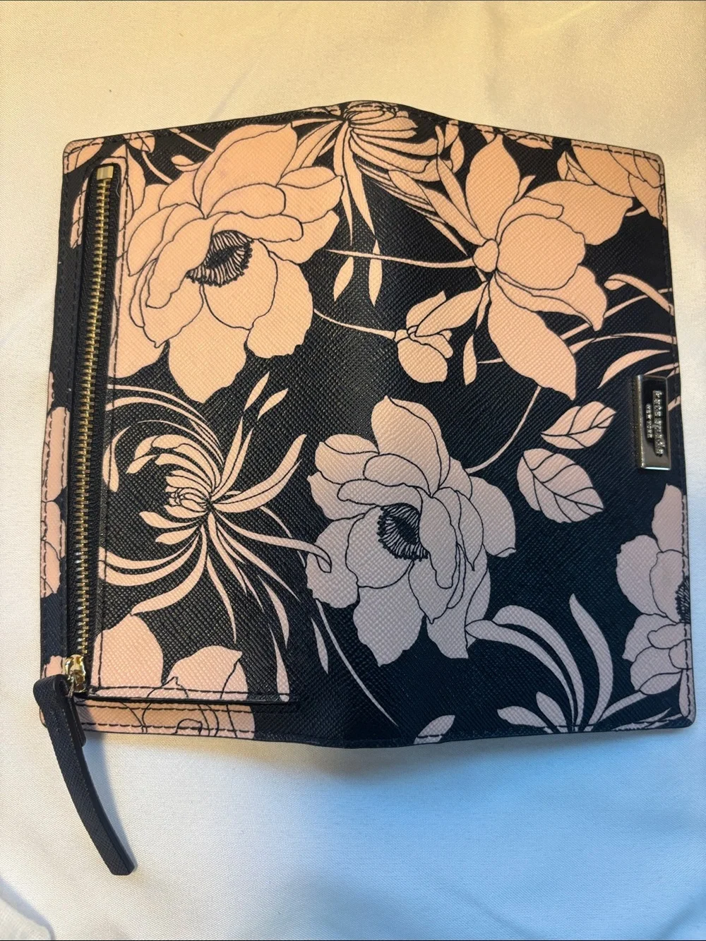 EUC Kate Spade Laurel Way Gardenia Satchel & Wallet Set